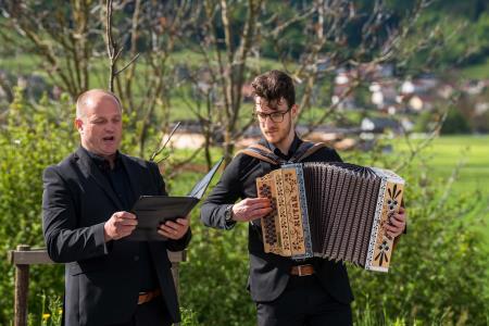 Ob Svetovnem dnevu čebel stiški čebelarji podelili plakete zahvale za učni čebelnjak 10